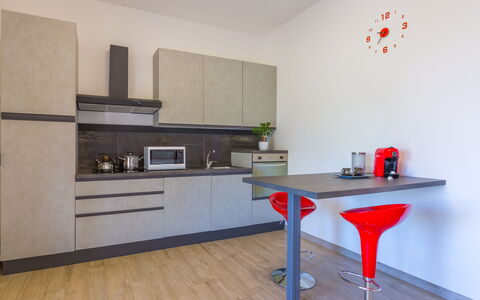Villa Eufriama: Meubilair, Keuken, Flooring, Countertop, Toestel Van De Keuken, Interieur Ontwerp, Hout, Cabinetry, Verdieping, Major Appliance