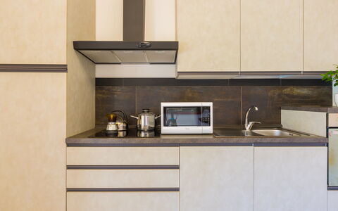 Villa Eufriama: Keuken, Countertop, Toestel Van De Keuken, Cabinetry, Interieur Ontwerp, Hout, Meubilair, Major Appliance, Flooring, Huishoudapparatuur