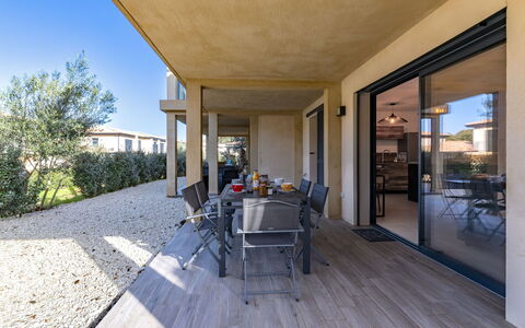 Bonifacio 201: Struik, Huis, Huis, Boerderij, Verblijf, Landgoed, Tuin, Landscaping, Hacienda