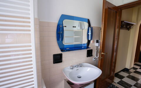 Miralago: Interieur Ontwerp, Loodgieterswerkinrichting, Loodgieter, Wastafel In De Badkamer, Badkamer, Spiegel, Kraan, Wastafel, Tegel