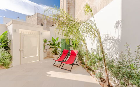 Casa Lea: Flooring, Verdieping, Bloempot, Kamerplant, Schaduw, Tegel, Flagstone, Binnenplaats