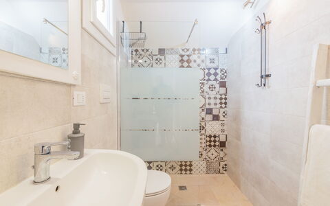 Dimora Storica: Badkamer, Flooring, Loodgieterswerkinrichting, Verdieping, Interieur Ontwerp, Toilet, Wc Bril, Loodgieter, Tegel, Kraan