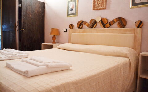 Appartamento Bellosguardo, Wifi, Near Perugia: Bed, Slaapkamer, Muur, Hout, Interieur Ontwerp, Laken, Bedding, Meubilair, Verdieping, Bed Frame