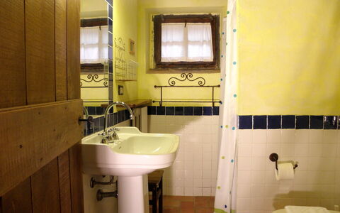 Appartamento La Vecchia Cedraia, Wifi, Perugia: Loodgieterswerkinrichting, Badkamer, Wastafel In De Badkamer, Interieur Ontwerp, Flooring, Verdieping, Wastafel, Kraan, Loodgieter, Verlichting