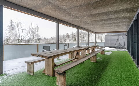 Ellivuori West 1: Buitenmeubels, Struik, Huis, Buitentafel, Meubilair, Huis, Tuin, Gazon, Backyard, Landgoed