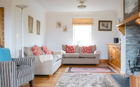 Creagan: Meubilair, Interieur Ontwerp, Bankstel, Flooring, Verdieping, Hout, Woonkamer, Kamer, Plafond, Tafel