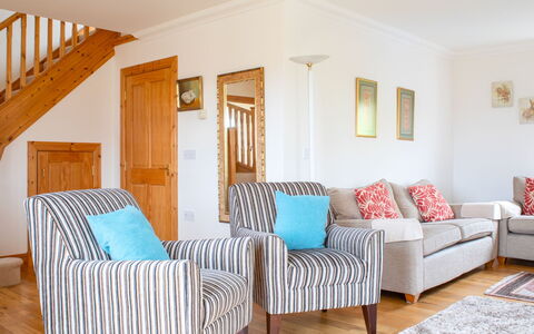 Creagan: Meubilair, Interieur Ontwerp, Flooring, Bankstel, Verdieping, Hout, Kamer, Woonkamer, Textiel, Huis