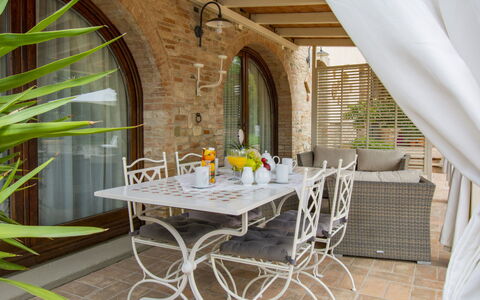 La Vecchia Pieve: Meubilair, Stoel, Tafel, Interieur Ontwerp, Flooring, Keuken En Eettafel, Verdieping, Buitenmeubels, Bloempot, Kamerplant