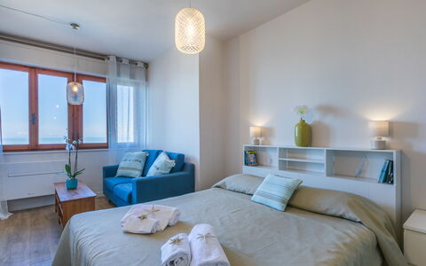 Mediterraneo: Bed, Meubilair, Interieur Ontwerp, Slaapkamer, Bedding, Verdieping, Laken, Flooring, Kamer, Muur