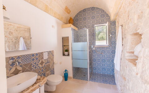 Lamia Del Vespro: Flooring, Verdieping, Loodgieterswerkinrichting, Tegel, Badkamer, Ceramic, Natuurlijk Materiaal, Loodgieter, Toilet