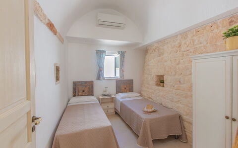 Lamia Del Vespro: Verdieping, Plafond, Flooring, Slaapkamer, Appartement, Bed, Bedding, Bed Frame, Hoofdkussen, Hotel