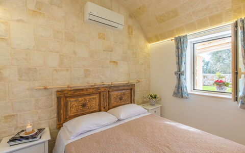 Lamia Del Vespro: Plafond, Interieur Ontwerp, Verdieping, Meubilair, Slaapkamer, Bed Frame, Bed, Bedding, Beits, Laken