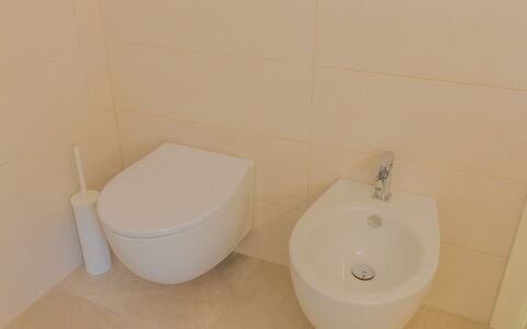 Casa Nonna Netta: Wc Bril, Toilet, Badkamer, Loodgieterswerkinrichting, Flooring, Verdieping, Wastafel, Loodgieter, Bidet, Interieur Ontwerp