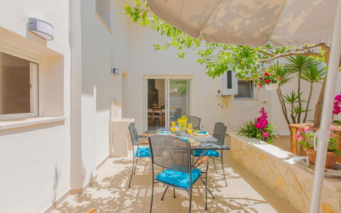 Casa Nonna Netta: Flooring, Verdieping, Appartement, Kamerplant, Stoel, Bloempot, Buitenmeubels, Balkon