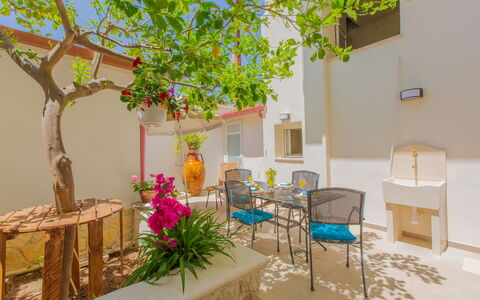 Casa Nonna Netta: Bloempot, Kamerplant, Stoel, Buitenmeubels, Beits, Patio, Backyard, Hacienda, Binnenplaats, Bloemdessin