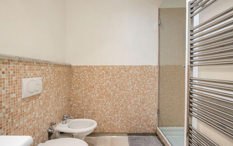 Casa Garibaldi - Levanto: Flooring, Verdieping, Badkamer, Loodgieterswerkinrichting, Interieur Ontwerp, Tegel, Loodgieter, Samengesteld Materiaal, Plafond, Toilet