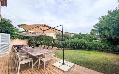 Laura: Meubilair, Buitenmeubels, Stoel, Tafel, Buitentafel, Schaduw, Paraplu, Tuin, Werf, Backyard