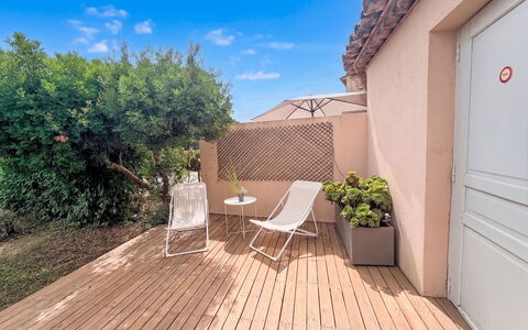Laura: Buitenmeubels, Schaduw, Tuin, Backyard, Dek, Werf, Landscaping, Balkon, Bloempot, Patio