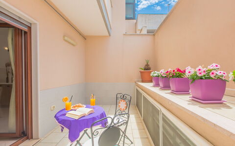 La Nuvola Sui Pedali: Interieur Ontwerp, Flooring, Verdieping, Roze, Appartement, Bloempot, Kamerplant, Gieten, Beits, Balkon