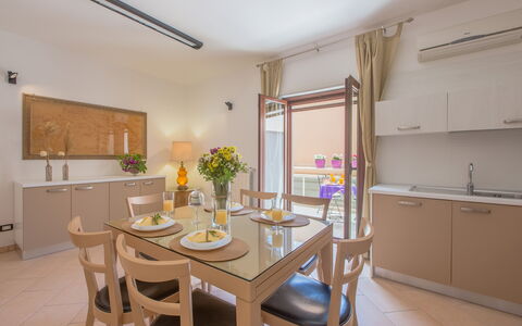 La Nuvola Sui Pedali: Meubilair, Flooring, Interieur Ontwerp, Verdieping, Keuken En Eettafel, Stoel, Tafel, Appartement, Eetkamer, Countertop