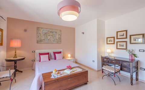 La Nuvola Sui Pedali: Meubilair, Interieur Ontwerp, Flooring, Verdieping, Slaapkamer, Kamer, Bed, Tafel, Plafond, Roze