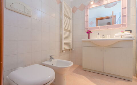 La Nuvola Sui Pedali: Flooring, Interieur Ontwerp, Verdieping, Loodgieterswerkinrichting, Badkamer, Wastafel, Kraan, Kamer, Loodgieter, Wastafel In De Badkamer