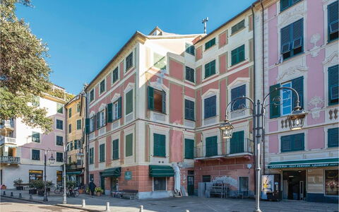 Casa Camuri - Levanto: Gebouw, Venster, Appartement, Stad, Stedelijk Gebied,  Dorf\, Buurt, Facade, Woongebied, Stedelijk Ontwerp