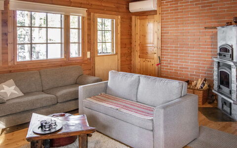 Pirkonlahti: Meubilair, Bankstel, Flooring, Interieur Ontwerp, Verdieping, Hout, Kamer, Woonkamer, Plafond, Tafel