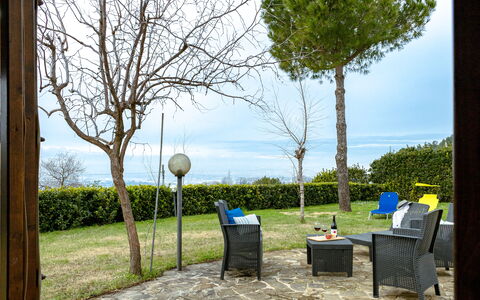 Casa Colleoro: Meubilair, Buitenmeubels, Land Lot, Stoel, Schaduw, Tuin, Buitentafel, Gazon, Landscaping, Werf