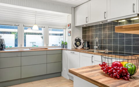 Sven - 250M to the Fjord: Meubilair, Interieur Ontwerp, Flooring, Verdieping, Plafond, Kamer, Stoel, Tafel, Appartement, Keuken En Eettafel