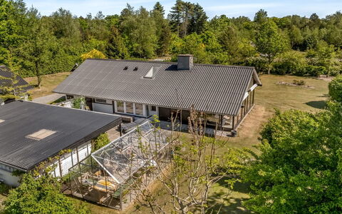 Sven - 250M to the Fjord: Meubilair, Interieur Ontwerp, Flooring, Verdieping, Plafond, Kamer, Stoel, Tafel, Appartement, Keuken En Eettafel