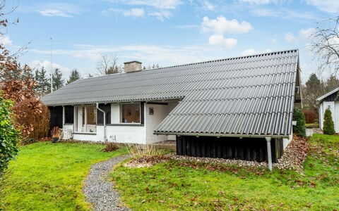 Sven - 250M to the Fjord: Meubilair, Interieur Ontwerp, Flooring, Verdieping, Plafond, Kamer, Stoel, Tafel, Appartement, Keuken En Eettafel