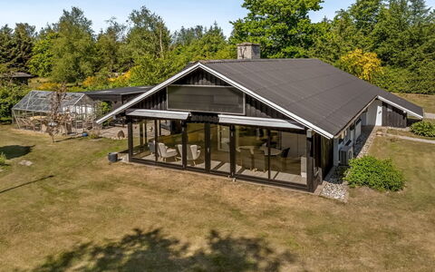 Sven - 250M to the Fjord: Meubilair, Interieur Ontwerp, Flooring, Verdieping, Plafond, Kamer, Stoel, Tafel, Appartement, Keuken En Eettafel