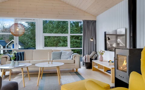 Toska - 3Km from the Sea: Meubilair, Interieur Ontwerp, Flooring, Bankstel, Hout, Woonkamer, Plafond, Kamer, Lichte Inrichting, Verdieping