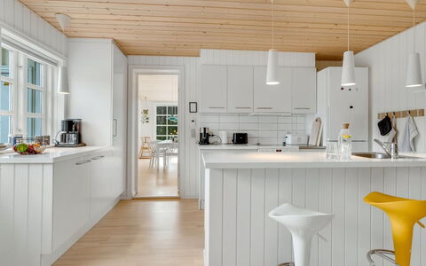 Toska - 3Km from the Sea: Keuken, Meubilair, Flooring, Countertop, Interieur Ontwerp, Hout, Verdieping, Houten Vloer, Plafond, Lichte Inrichting