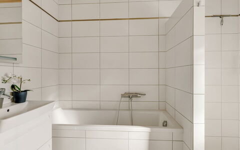 Toska - 3Km from the Sea: Flooring, Verdieping, Interieur Ontwerp, Badkamer, Loodgieterswerkinrichting, Bad, Tegel, Loodgieter, Samengesteld Materiaal, Kamer