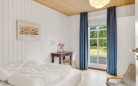 Toska - 3Km from the Sea: Interieur Ontwerp, Meubilair, Hout, Plafond, Flooring, Verdieping, Slaapkamer, Textiel, Bed, Verlichting