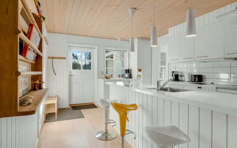Toska - 3Km from the Sea: Keuken, Flooring, Interieur Ontwerp, Countertop, Hout, Toestel Van De Keuken, Meubilair, Plafond, Lichte Inrichting, Verdieping