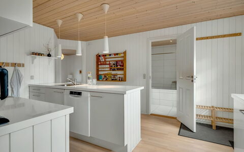 Toska - 3Km from the Sea: Flooring, Keuken, Interieur Ontwerp, Countertop, Hout, Verdieping, Plafond, Houten Vloer, Cabinetry, Meubilair
