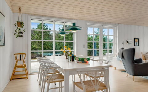 Toska - 3Km from the Sea: Meubilair, Flooring, Interieur Ontwerp, Hout, Eetkamer, Verdieping, Houten Vloer, Plafond, Keuken En Eettafel, Tafel