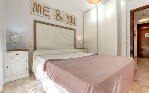 Living Park Mediterraneo: Meubilair, Bed, Interieur Ontwerp, Slaapkamer, Flooring, Verdieping, Hout, Bedding, Laken, Kamer