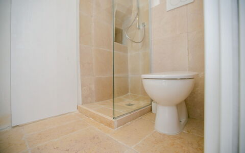 Casa Tosca: Flooring, Verdieping, Badkamer, Loodgieterswerkinrichting, Tegel, Toilet, Wc Bril, Loodgieter