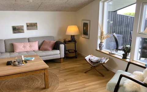 Carlene - 350M from the Sea: Meubilair, Flooring, Interieur Ontwerp, Verdieping, Muur, Hout, Bankstel, Woonkamer, Houten Vloer, Plafond