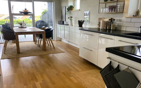 Carlene - 350M from the Sea: Meubilair, Flooring, Houten Vloer, Keuken, Verdieping, Countertop, Toestel Van De Keuken, Interieur Ontwerp, Cabinetry, Hout