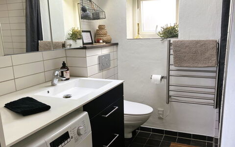 Carlene - 350M from the Sea: Flooring, Interieur Ontwerp, Verdieping, Loodgieterswerkinrichting, Badkamer, Toilet, Wastafel, Badkamerkast, Loodgieter, Tegel