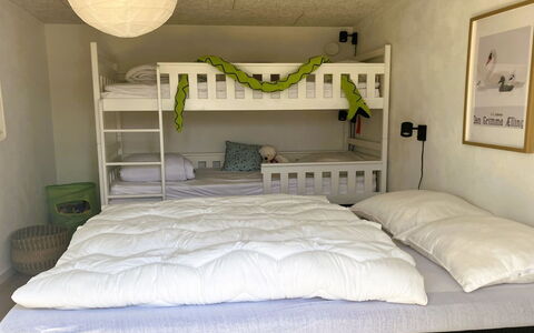 Carlene - 350M from the Sea: Bed, Meubilair, Bedding, Slaapkamer, Laken, Hout, Linens, Interieur Ontwerp, Stapelbed, Verdieping