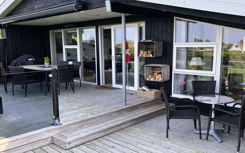 Carlene - 350M from the Sea: Hout, Meubilair, Veranda, Houten Vloer, Dek, Hardwood, Deur, Buitenmeubels, Stoel, Schaduw