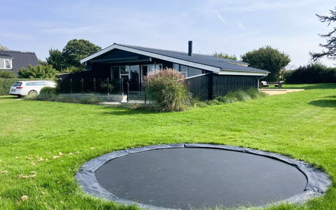 Carlene - 350M from the Sea: Gras, Trampoline, Trampolinespringen - Materialen En Benodigdheden, Gazon, Tuin, Werf, Schaduw, Trampolinespringen, Backyard, Park