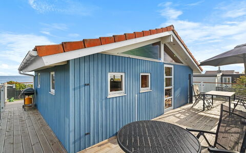 Engelbertine - 30M from the Sea: Huis, Dak, Huis, Verblijf, Struik, Groundcover, Landgoed, Boerderij, Siding, Garden Gebouwen