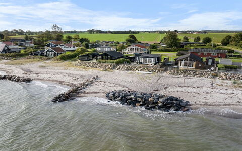 Engelbertine - 30M from the Sea: Huis, Dak, Huis, Verblijf, Struik, Groundcover, Landgoed, Boerderij, Siding, Garden Gebouwen